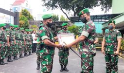 Brigjen TNI Rano Berikan Penghargaan Buat Pelda Jaelani Berkat Aksi Heroiknya - JPNN.com