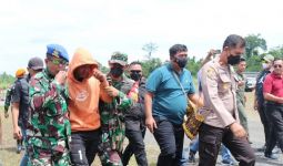 Tim Ops Damai Cartenz Evakuasi Delapan Jasad Korban Penembakan KKB di Papua - JPNN.com
