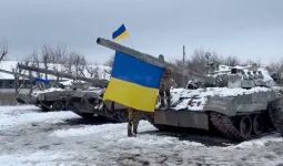 Usir Pasukan Putin, 2 Pria Ukraina Kencing di Tank Rusia - JPNN.com