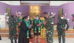 Satgas Kodim Yalimo Yonif RK 751/VJS Beri Bantuan Alkitab Kepada Jemaat GKI di Wamena - JPNN.com