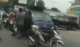Viral, Pria Ini Menginjak Kepala Sopir di Jalan, Begini Kronologinya - JPNN.com