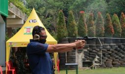 Danpaspampres Mayjen TNI Tri Budi Utomo Pegang Pistol, Membidik, Dor, Dor - JPNN.com