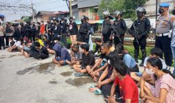 Ratusan Personel Bergerak ke Kampung Bahari, 18 Pria & 8 Wanita Tak Berkutik, Lihat Itu - JPNN.com