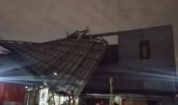 Atap Rumah Roboh dan Pohon Tumbang Akibat Angin Kencang di Jakarta Timur - JPNN.com