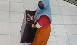 Viral! Emak-Emak Colong Kotak Amal Masjid, Pakai Motor Matik, Sempat Jatuh - JPNN.com