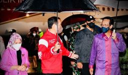 Malam-malam Diguyur Hujan, Presiden Berbincang dengan Sri Sultan HB X Sambil Pegang Payung - JPNN.com