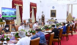 Buka Rapat Perdana Bersama Bambang dan Dhony, Jokowi Langsung Singgung Nama Luhut - JPNN.com