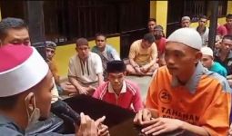 Dibimbing Ustaz Erwin, Anggi Bersyahadat di Rutan Polres OKI, Khidmat - JPNN.com