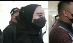 Penuhi Panggilan Bareskrim Polri, Istri Doni Salmanan Berpakaian Serbahitam - JPNN.com