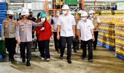 Kapolri dan Mendag Lutfi Mengecek Pabrik Minyak Goreng di Jakarta Utara, Ini yang Ditemukan - JPNN.com