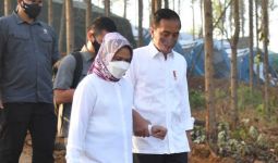 Lihat Tuh Kemesraan Jokowi dengan Iriana, Pegangan Tangan Turuni Anak Tangga di IKN - JPNN.com