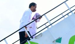 Presiden Jokowi Kembali ke Jakarta, Lihat tuh Posisi Tangan Kirinya - JPNN.com