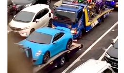 Iring-Iringan Truk Pengangkut Kendaraan Mewah Milik Doni Salmanan Viral di Media Sosial - JPNN.com
