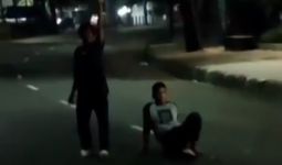 Viral, 5 Remaja Duduk di Tengah Jalan Raya, Ternyata Ini Alasannya - JPNN.com