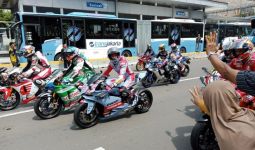 Juara MotoGP Qatar 2022 Sapa Warga Saat Parade di Jalan Sudirman - JPNN.com