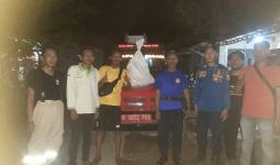 Damkar Bekasi Evakuasi Sarang Tawon Ukuran 1 Meter, Menegangkan - JPNN.com