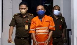Pimpinan Bank Jatim Ini Terjerat Kasus Korupsi Rp 25 Miliar, Perhatikan Tangannya - JPNN.com