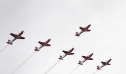 Top, Tim Aerobatik Jupiter TNI AU Beraksi di Langit Sirkuit Mandalika - JPNN.com