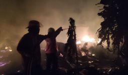 Kebakaran Melanda Gudang Mebel di Bekasi, Sebegini Kerugiannya - JPNN.com