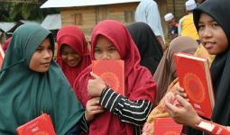 Jelang Ramadan, BWA & LWNT Salurkan Ribuan Al-Qur'an untuk Korban Gempa Sumbar - JPNN.com