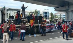 Tak Terima Keputusan Wali Kota, Ratusan Ketua RT Turun ke Jalan - JPNN.com