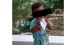 Viral Bocah Doyan Makan Sandal Hingga Kertas, Begini Kata Psikolog Anak, Ternyata - JPNN.com