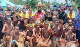 Datang ke Papua, Mensos Tri Rismaharini Serahkan Bantuan Nyaris Rp 2 Miliar - JPNN.com