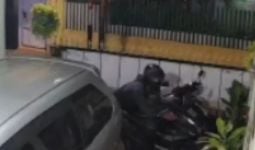 Saat Salat Subuh, 2 Pria Terekam CCTV Berbuat Terlarang, Warga Lapor Polisi - JPNN.com