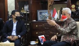 Menemui Ganjar Pranowo, Desmond Lee Menyerahkan Undangan Khusus - JPNN.com