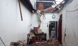 Tolong, Rumah Warga di Bekasi Runtuh Akibat Angin Kencang, Ada yang Terluka - JPNN.com