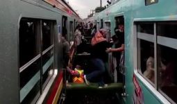 Viral Video Evakuasi Penumpang KRL Menggunakan Kursi Kereta, KAI Buka Suara - JPNN.com