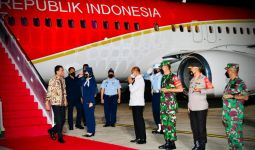 Jokowi Tiba di NTT Malam Hari, Lihat Tuh Siapa yang Menyambut? - JPNN.com