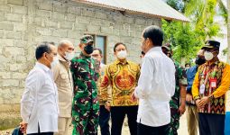 Jokowi Menyimak Serius Penjelasan Prajurit TNI Ini, Bukan Jenderal, Siapa Dia? - JPNN.com