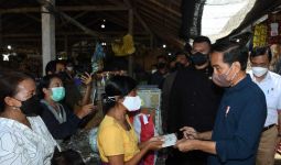 Di Bali, Luhut Terus Bayangi Jokowi, dari Ikut Berpidato sampai Bagi-bagi Uang di Pasar - JPNN.com