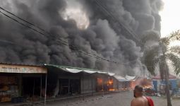 Kebakaran Besar di Tangerang, Kios dan Rumah Warga Ludes Terbakar - JPNN.com