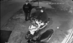 Tak Tanggung-Tanggung, Maling Ini Mencuri Mobil & Motor Sekaligus, Terekam CCTV, Lihat - JPNN.com