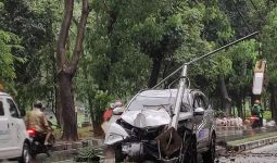 Lalai, Pengendara Mobil Tabrak Tiang Lampu Jalan di Jaktim, Lihat nih Fotonya - JPNN.com