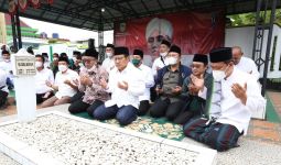 Ziarah ke Makam KH Zaenal Musthofa, Gus Muhaimin Teladani Keberanian Pejuang Islam Itu - JPNN.com