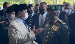 Hadiri Pameran Pertahanan, Menhan Prabowo Berbincang Akrab dengan Raja Malaysia - JPNN.com