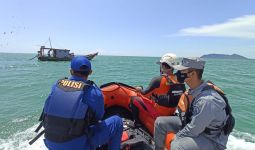 SPKKL Sambas Bersama Rapala Mencari Nelayan Hilang di Perairan Selakau - JPNN.com