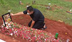 Kesedihan Vicky Prasetyo Saat Berziarah ke Makam Ibunda Kalina Ocktaranny - JPNN.com