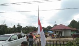 Sambut Jenazah Prajurit Marinir TNI AL Korban KKB, Warga Mengibarkan Merah Putih Setengah Tiang - JPNN.com