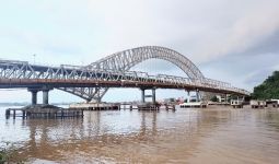 Ditabrak Tongkang, Pilar Jembatan Mahakam Retak, Kendaraan Berat Dilarang Melintas, Sampai Kapan? - JPNN.com