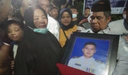 Reaksi Keluarga Mengetahui Lettu Iqbal Tewas, Tangisan Langsung Pecah, Ibunda Pingsan - JPNN.com