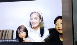 Hadir Sebagai Saksi Sidang Dugaan Kasus Kekerasan Anak, Putri Bungsu Nindy Ayunda Bilang Begini - JPNN.com