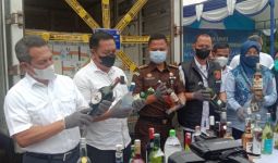 Rugi Besar, Anak Buah Mendag Lutfi Hancurkan Ribuan Miras Impor di Makassar - JPNN.com