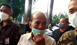 Umur Sudah 81 Tahun, Dijemput Paksa KPK Pula, Lihat Tuh Annas Maamun - JPNN.com