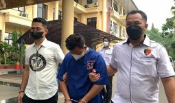 Lelaki Ini Digulung Polisi, Tangan Langsung Diborgol, Kasusnya Soal Minyak Goreng - JPNN.com