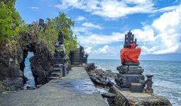 Pesona Keindahan Pura Batu Bolong dan Pantai Duduk: Bali di Gerbang Senggigi - JPNN.com