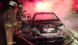 Mobil Sedan Terbakar di Tol Jakarta-Merak, Ini Penyebabnya - JPNN.com